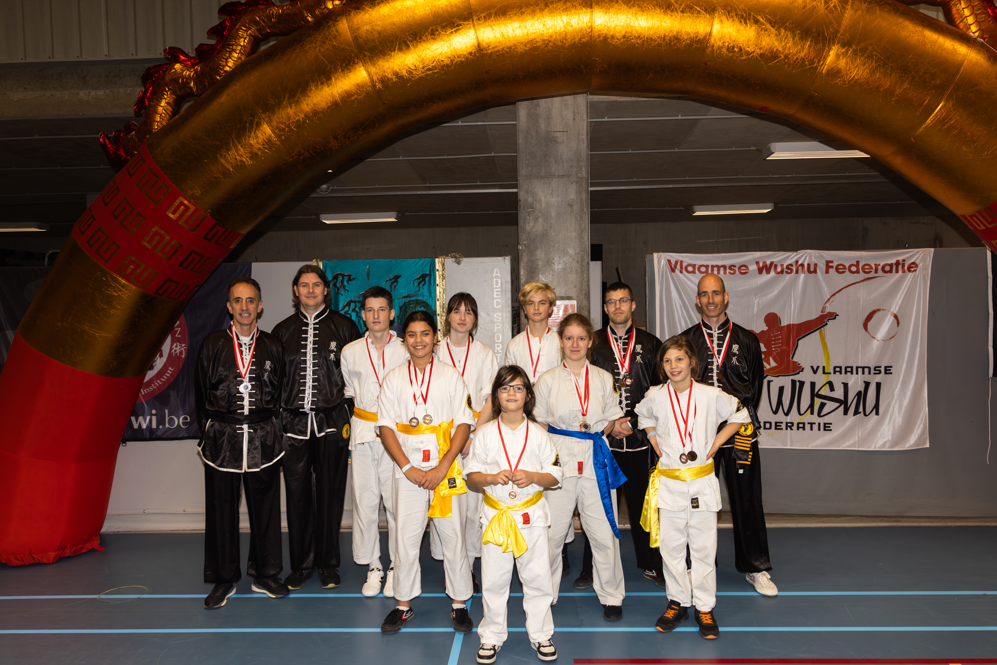 Op zondag 26 oktober 2025 nam onze school met twaalf leden deel aan het Open Flanders Wushu Taolu Kampioenschap in Dendermonde, georganiseerd door het Vlaams Wushu Instituut. Met een indrukwekkende oogst van 16 medailles keren we terug, maar vooral met waardevolle ervaring en leerrijke momenten die onze atleten verder helpen groeien.