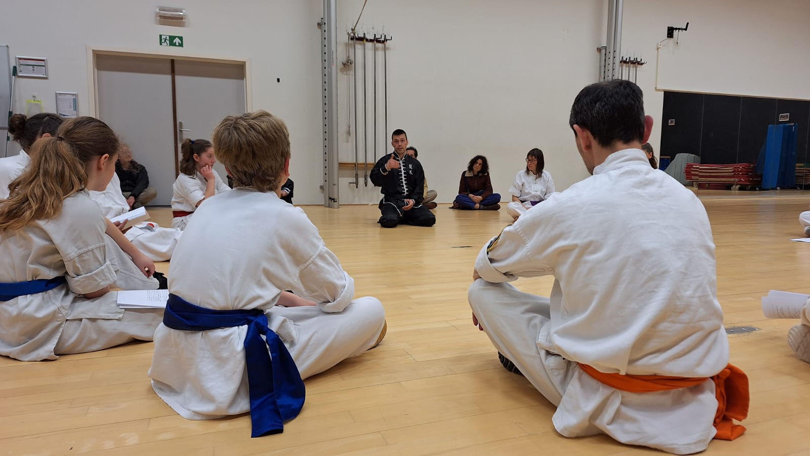 Thomas heeft een diepe passie voor sport en training. Hij behaalde in 2014 een masterdiploma in Bewegingswetenschappen aan de Universiteit van Gent, gespecialiseerd in fysieke activiteit, fitheid en gezondheid. Daarnaast voltooide hij een Trainer A-opleiding in Fitness en Personal Training bij de Vlaamse Trainersschool (VTS) en verkreeg in 2015 zijn lerarendiploma.