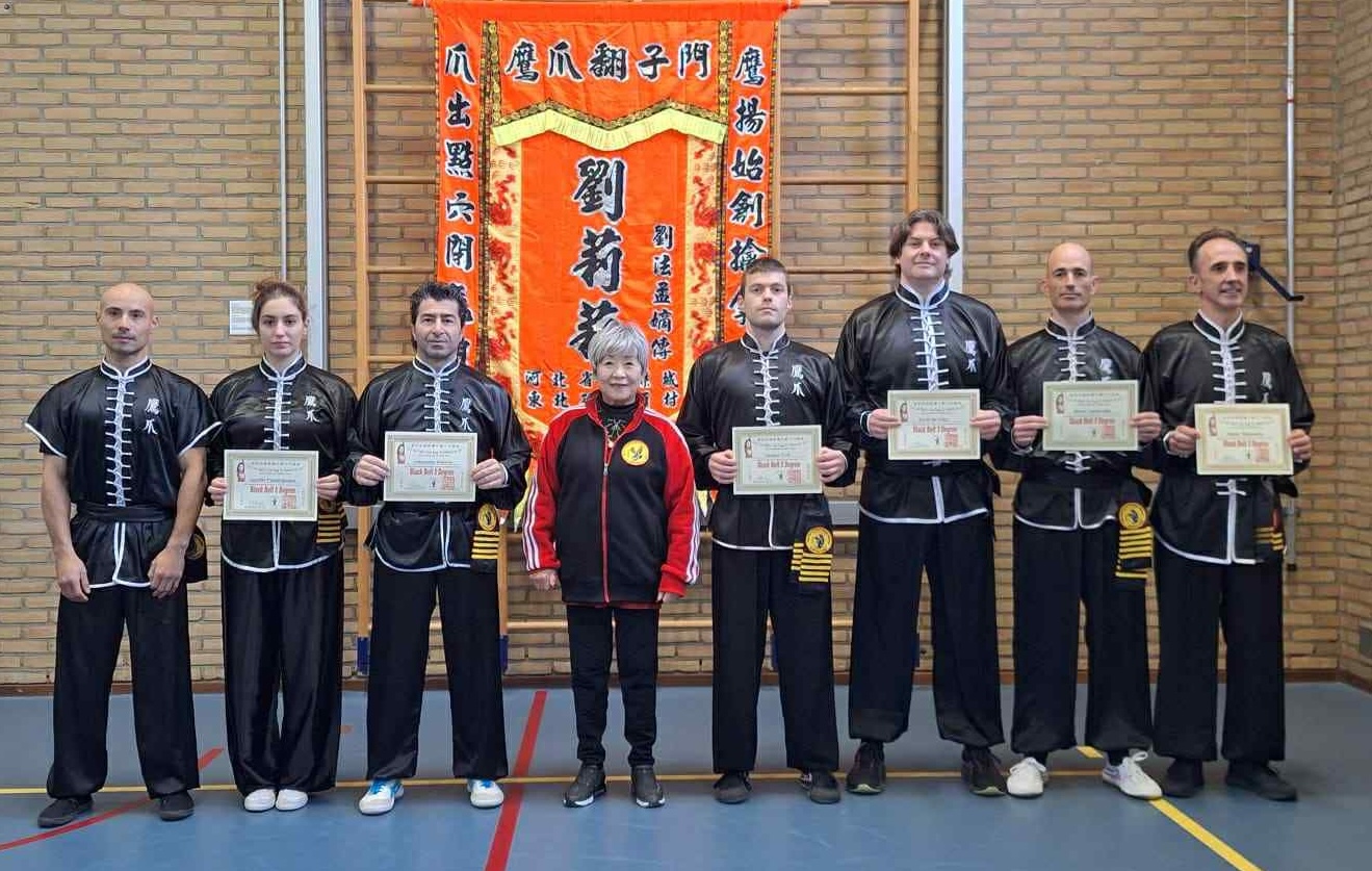 Onze grootmeester testte ons onverwacht na haar bezoek in november 2025. Sifu's Thomas en Dieter behaalden de 5e graad zwarte gordel, terwijl Sifu's Danny en Kevin de 3e graad zwarte gordel ontvingen.